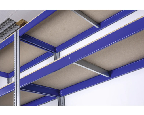 Detailní pohled na modrý skladový regál s podlahami z dřevotřísky