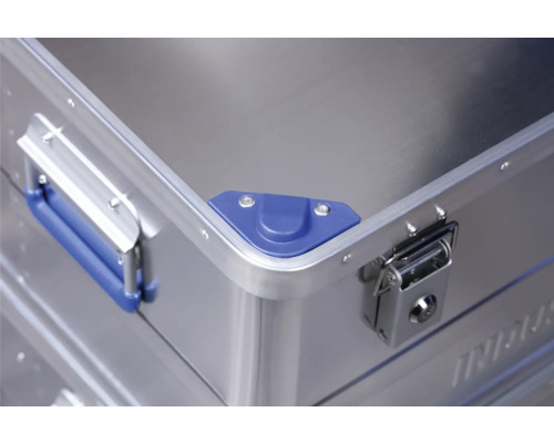 Detailní pohled na hliníkový přepravní kufr se zámkem a madlem