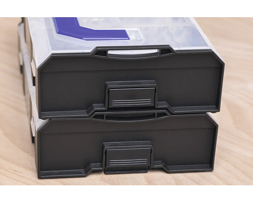 Dva na sobě naskládané boxy na sortiment