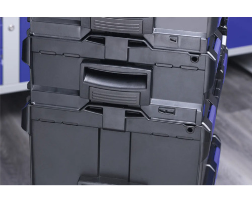 Stoh černých boxů na nářadí s držadly