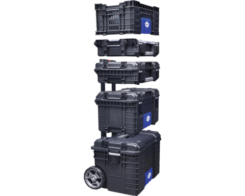 Stoh černých kufrů na nářadí a boxů na nářadí s kolečky