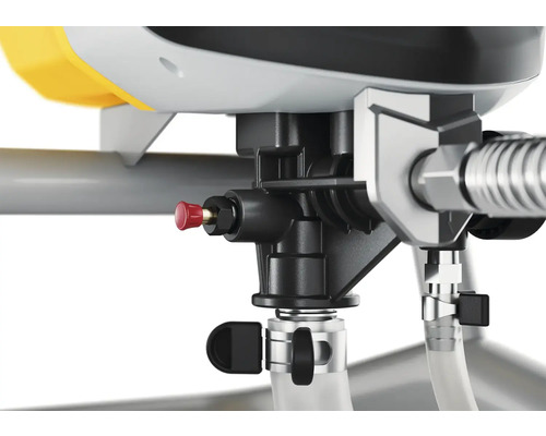 Detailní pohled na stříkací zařízení s černým regulátorem a červeným odvzdušňovacím ventilem