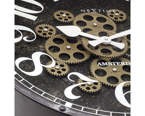 Dekorativní nástěnné hodiny se vzorem ozubeného kola a římskými číslicemi.