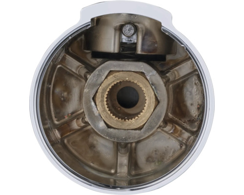 Vnitřní pohled na knoflík vodovodní baterie s mosazným závitem