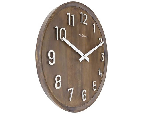 Dřevěné nástěnné hodiny s bílými číslicemi a ručičkami