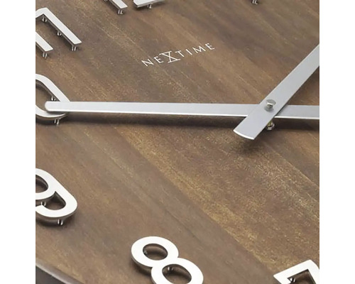 Nástěnné hodiny Nextime s dřevěnou strukturou a stříbrnými ručičkami