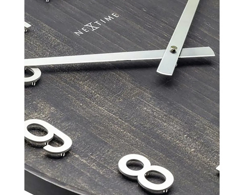 Detailní pohled na nástěnné hodiny Nextime s dřevěnou strukturou, číslicemi a ručičkami