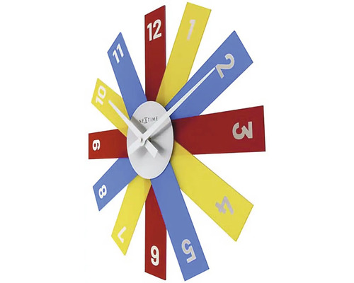 Nástěnné hodiny s barevnými ciferníky a stříbrnými ručičkami