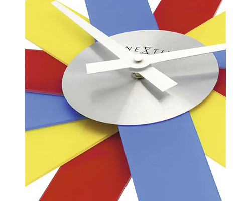 Nástěnné hodiny s barevnými akcenty a stříbrným ciferníkem