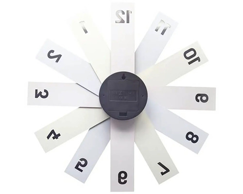 Zadní strana nástěnných hodin s moderním designem a podlouhlými bílými prvky s černými číslicemi