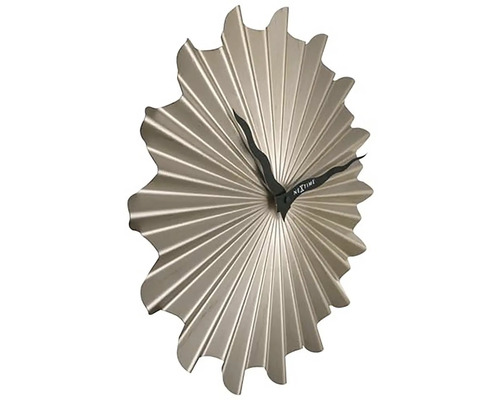 Dekorativní nástěnné hodiny se vzorem slunečních paprsků a černými ručičkami