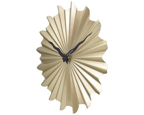 Zlaté nástěnné hodiny s paprskovitým vzorem pro interiérový design
