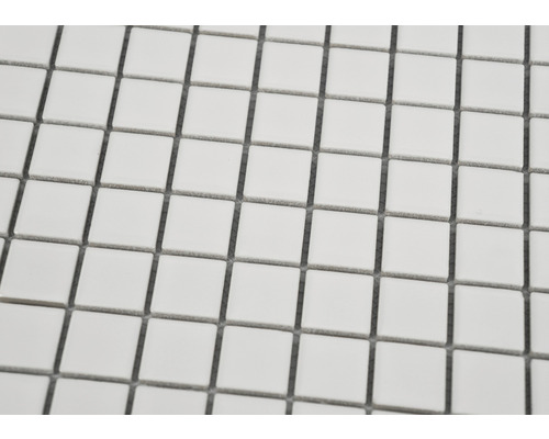 Detail bílých čtvercových mozaikových obkladů