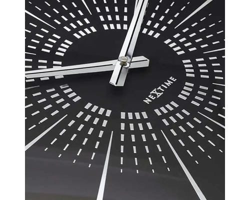 Detailní pohled na nástěnné hodiny Nextime se stříbrnými ručičkami a ciferníkem