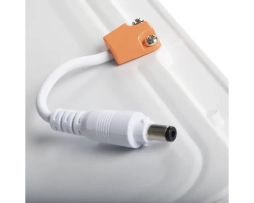 Bílý kabel s konektorem a svorkou