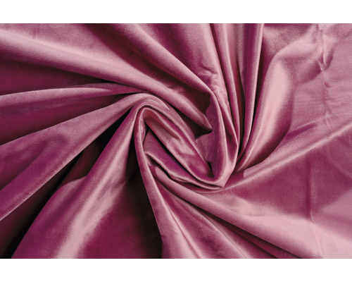 Detailní pohled na nařasenou sametovou látku