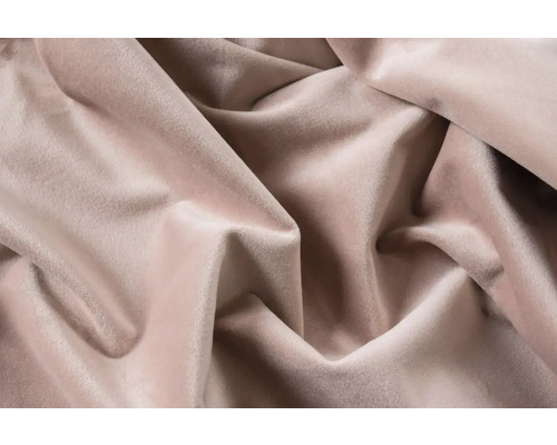 Detailní záběr béžové sametové látky