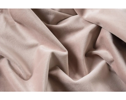 Detail béžové sametové látky ve skladech