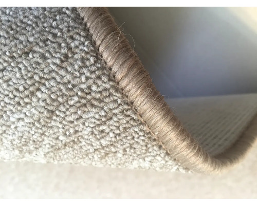 Detailní záběr koberce s obšívanými okraji