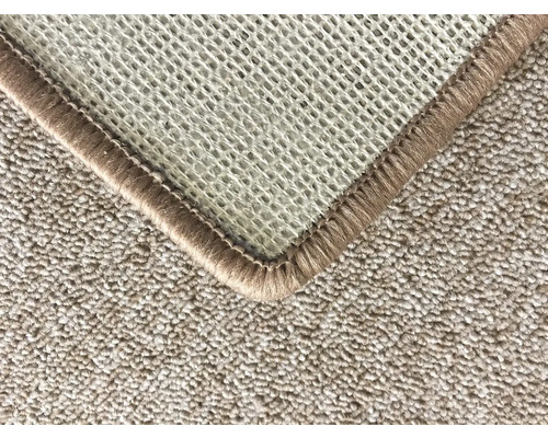 Detailní pohled na koberec s textilním podkladem a obšívanými okraji