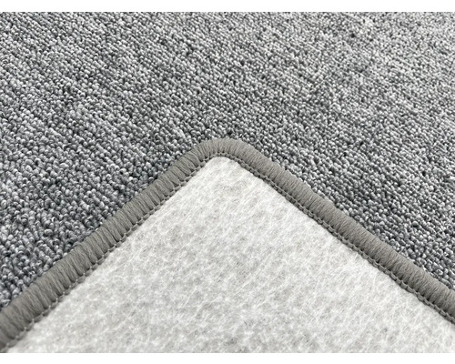 Detail šedého koberce s textilním podkladem