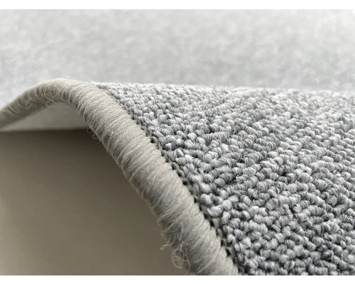 Detail šedého koberce s okrajem