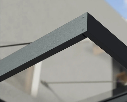 Detail šedého hliníkového zastřešení terasy.