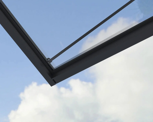 Detailní záběr střešního okna s výhledem na oblohu