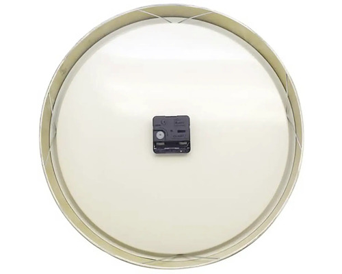 Zadní strana kulatých nástěnných hodin se strojkem