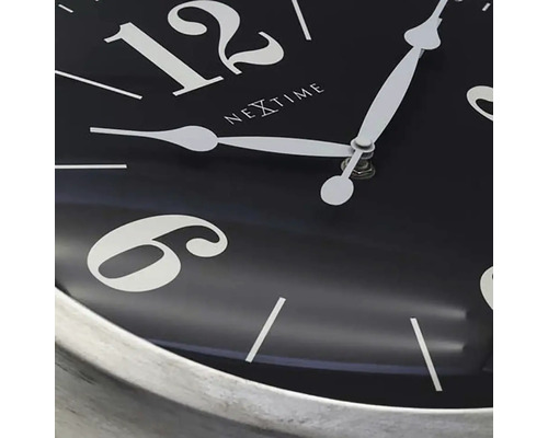 Detailní záběr nástěnných hodin Nextime s hodinovou, minutovou a sekundovou ručičkou