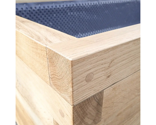Detailní pohled na dřevěný truhlík na rostliny