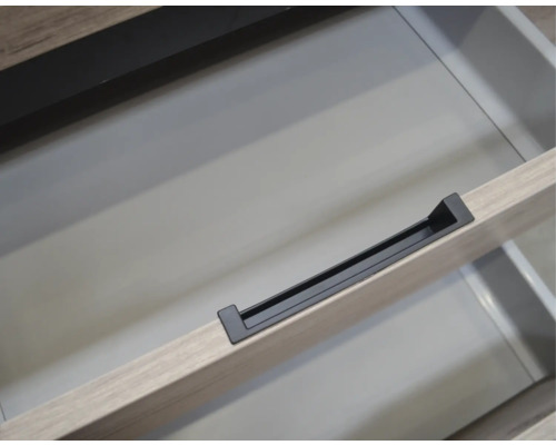 Detailní záběr otevřené zásuvky s rukojetí