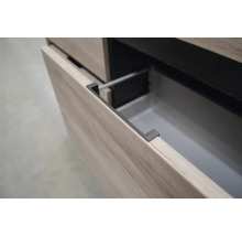 Detailní záběr otevřeného zásuvkového prvku s úchytkou