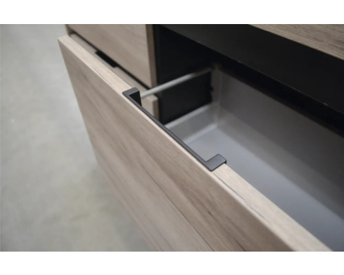 Detailní záběr otevřeného zásuvkového prvku s úchytkou