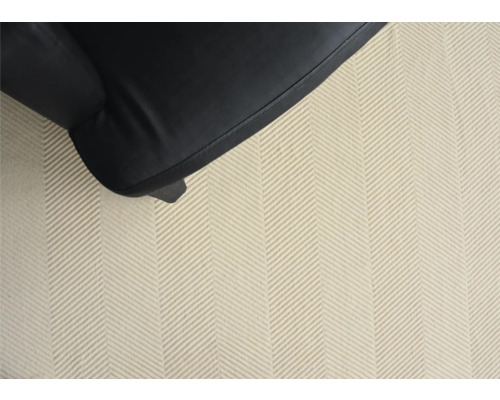 Koberec s rybím vzorem a kus nábytku