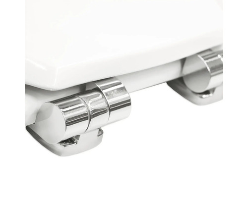 Detailní pohled na WC sedátko s chromovanými panty