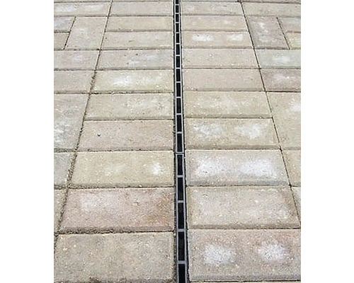 Dlážděný venkovní povrch s odvodňovacím žlabem