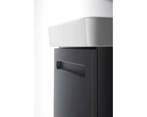 Detail umyvadla s umyvadlovou skříňkou a madlem