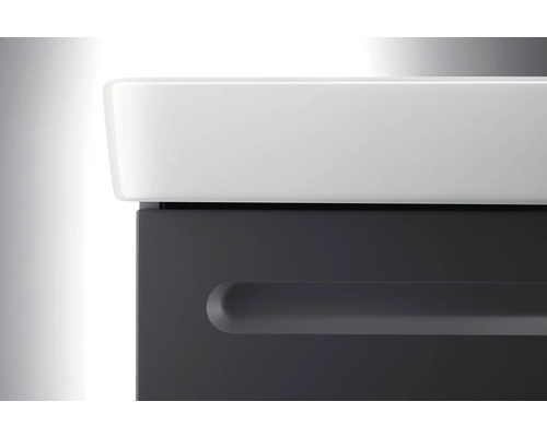 Detailní pohled na koupelnový nábytek s umyvadlem a zásuvkou