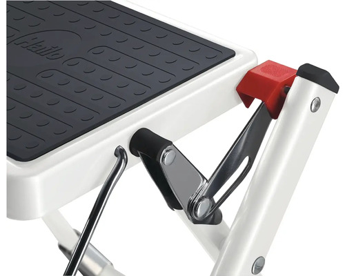 Detailní pohled na schůdky s protiskluzovým povrchem