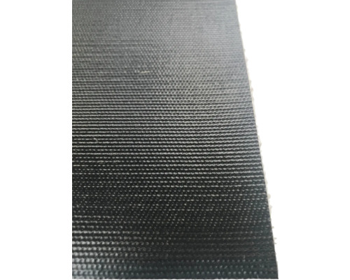 Detail strukturované, černé podlahové krytiny.