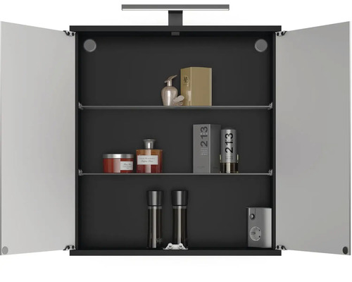 Otevřená zrcadlová skříňka s různými produkty péče na skleněných policích