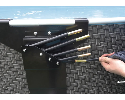 Detailní záběr bazénu s opěrami pro stabilizaci.