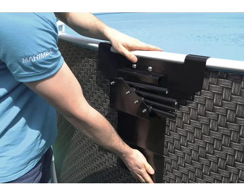 Detailní pohled na nadzemní bazén s boční nosnou konstrukcí.