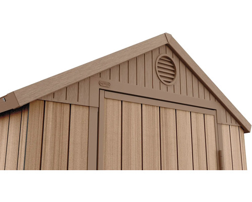 Detailní pohled na zahradní domek s větrací mřížkou a sedlovou střechou