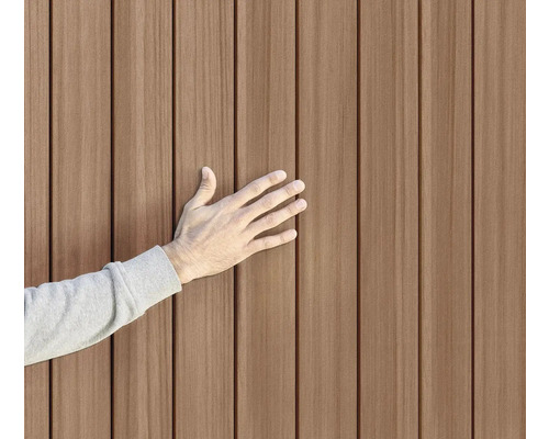 Dřevěná fasáda s rukou