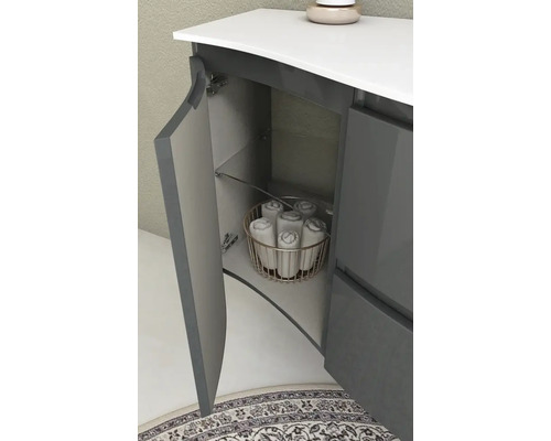 Koupelnový nábytek s otevřenými dvířky, skleněnou policí a ručníky v košíku