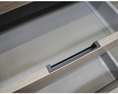 Otevřená zásuvka s úchytkou