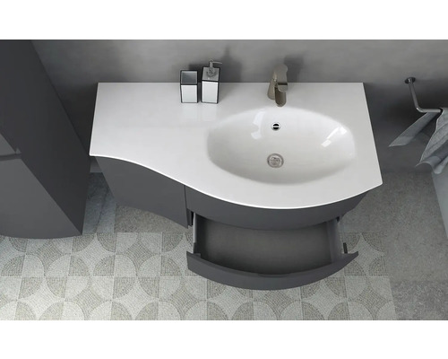 Koupelnová skříňka s otevřenou zásuvkou, kohoutkem a držákem na ručníky v koupelně