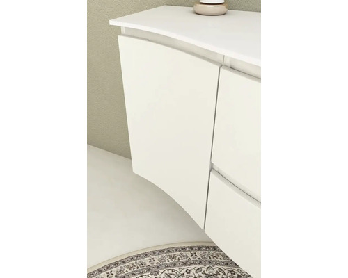 Detail bílé koupelnové skříňky se zakřivenými dvířky